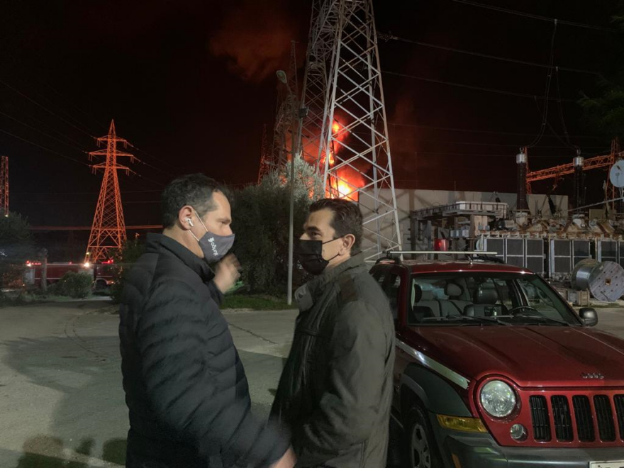 Στον Ασπρόπυργο Σκρέκας και Μανουσάκης: Σε βραχυκύκλωμα αποδίδει τη φωτιά ο ΑΔΜΗΕ 