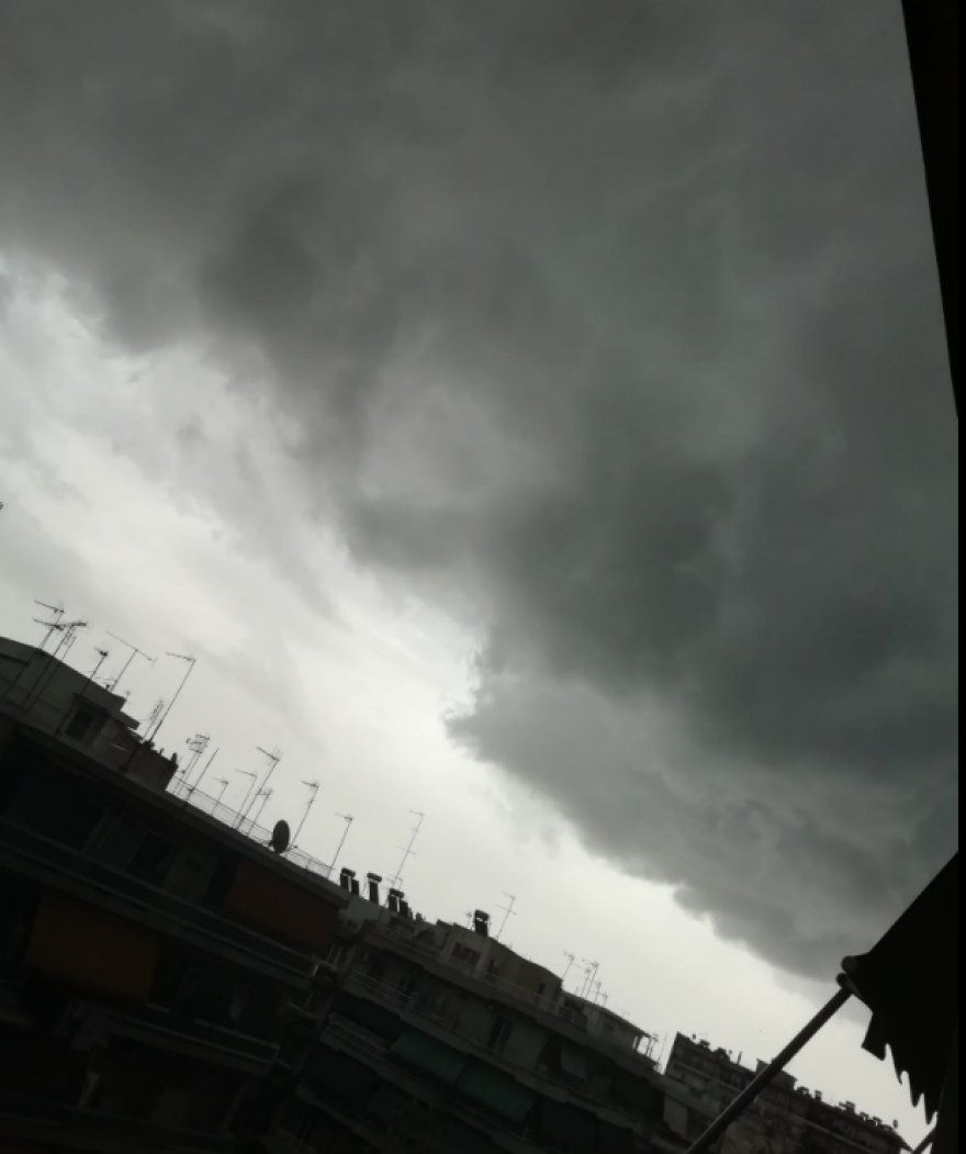 Καιρός στην Αθήνα - Κακοκαιρία Μήδεια: Καταιγίδα τώρα στα βόρεια προάστια - Πού βρέχει