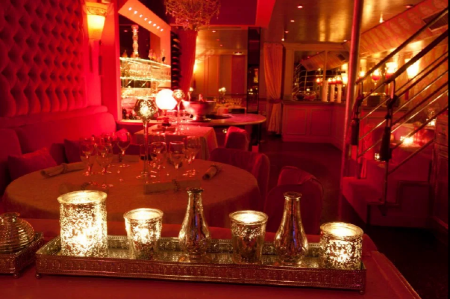 Les Chandelles: «Στη φόρα» τα μυστικά της ελίτ πελατείας του διάσημου swingers club του Παρισιού