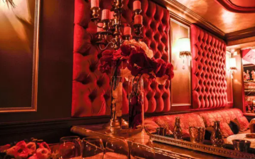 Les Chandelles: «Στη φόρα» τα μυστικά της ελίτ πελατείας του διάσημου swingers club του Παρισιού