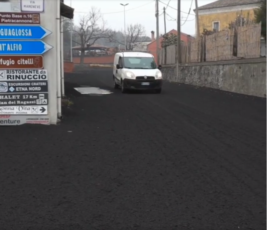 Βίντεο από το «ξύπνημα» της Αίτνας: «Βροχή» από ηφαιστειακή σκόνη σε πόλεις της Σικελίας - Το νέφος έφτασε μέχρι την Αθήνα