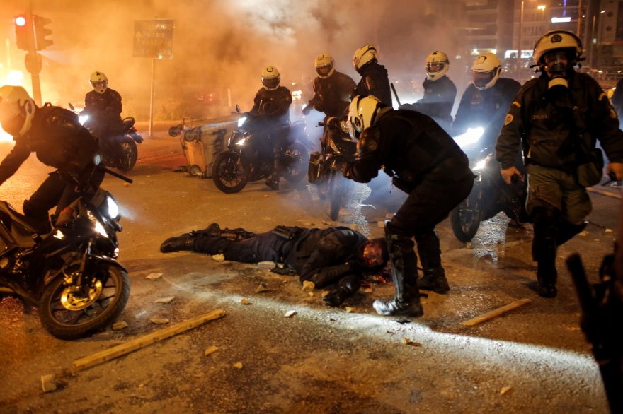 Νέα Σμύρνη: Οι κουκουλοφόροι έδρασαν με σχέδιο – Ο ανηλεής ξυλοδαρμός των δυόμισι λεπτών του αστυνομικού