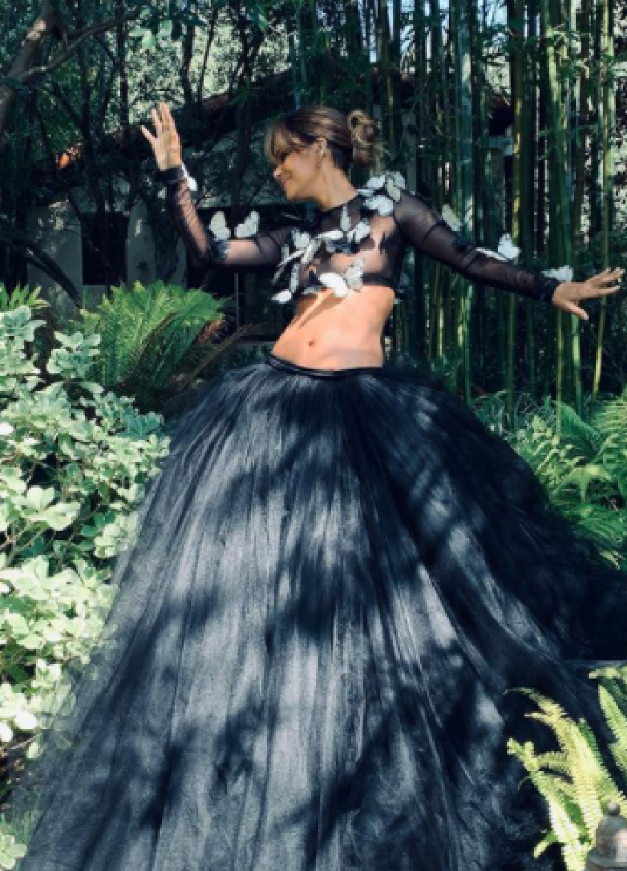 Χάλι Μπέρι: Φτιάχνει το δικό της «κόκκινο χαλί» στον... κήπο φορώντας σέξι διαφάνεια