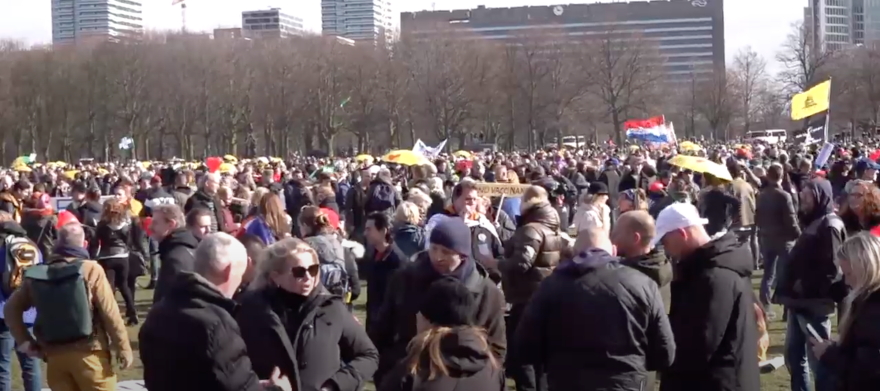 Ολλανδία: Η αστυνομία διέλυσε το πλήθος που διαμαρτυρόταν για τα περιοριστικά μέτρα