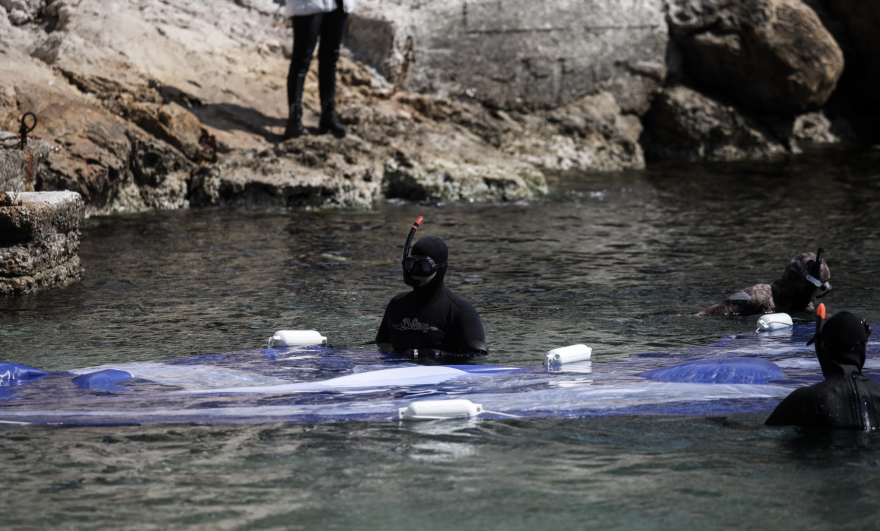 Φωτογραφίες - Δήμος Πειραιά: Τεράστια ελληνική σημαία δεσπόζει στη θάλασσα