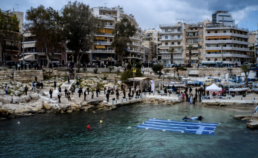 Φωτογραφίες - Δήμος Πειραιά: Τεράστια ελληνική σημαία δεσπόζει στη θάλασσα