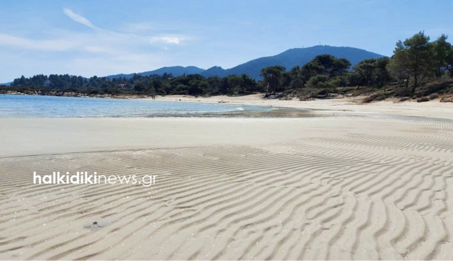 Απίστευτο θέαμα στη Χαλκιδική: «Εξαφανίστηκε» η θάλασσα στο Καρύδι - Φωτογραφίες