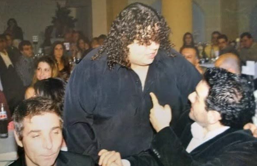 Έλληνας τραγουδιστής που ζύγιζε 260 κιλά θα υποβληθεί στην 21η χειρουργική επέμβαση