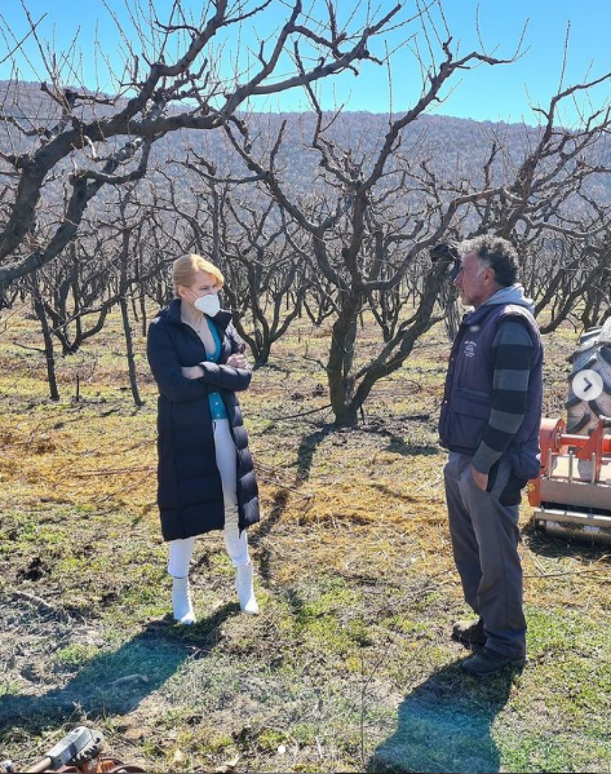 Θεοδώρα Τζάκρη: Με ψηλοτάκουνες μπότες στα χωράφια της Πέλλας - Φωτογραφίες