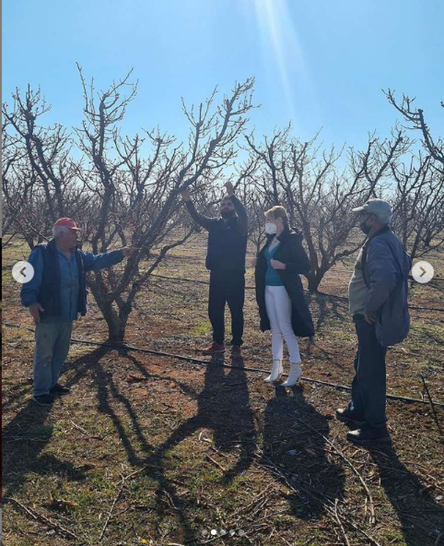 Θεοδώρα Τζάκρη: Με ψηλοτάκουνες μπότες στα χωράφια της Πέλλας - Φωτογραφίες