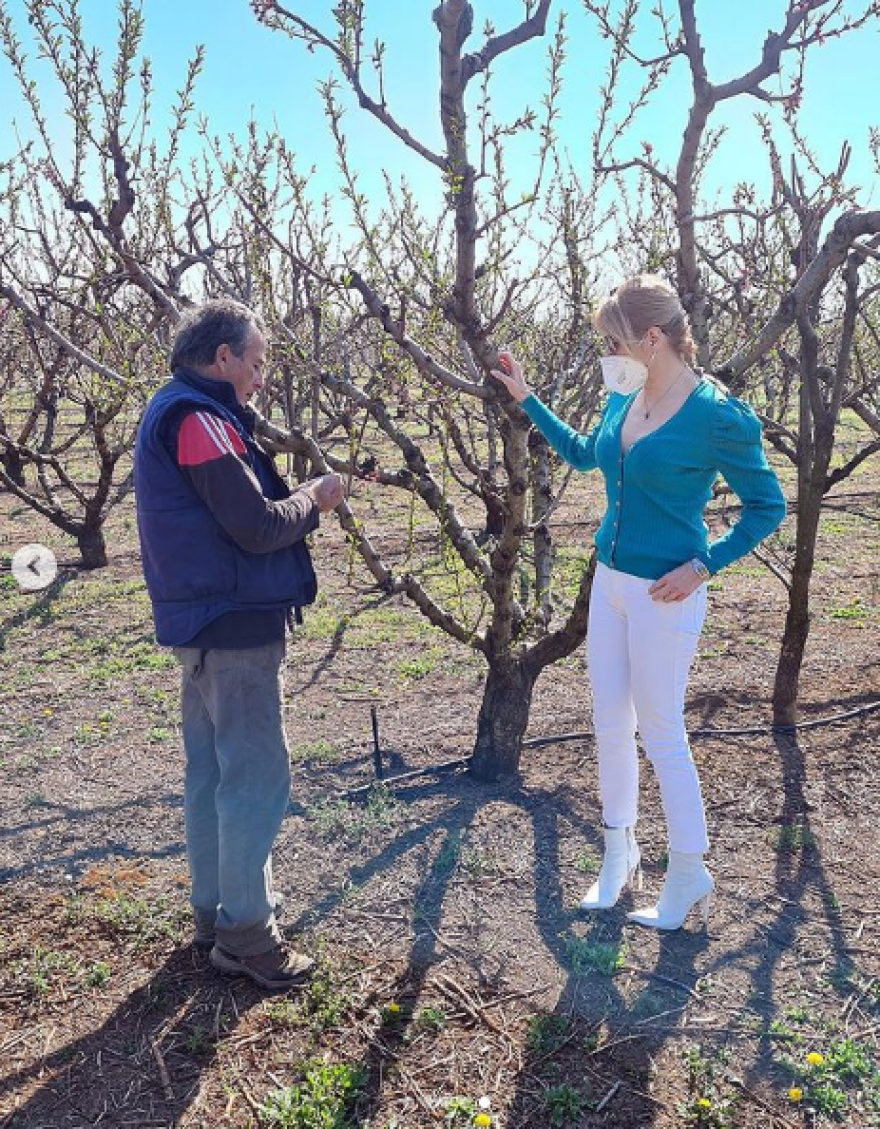 Θεοδώρα Τζάκρη: Με ψηλοτάκουνες μπότες στα χωράφια της Πέλλας - Φωτογραφίες