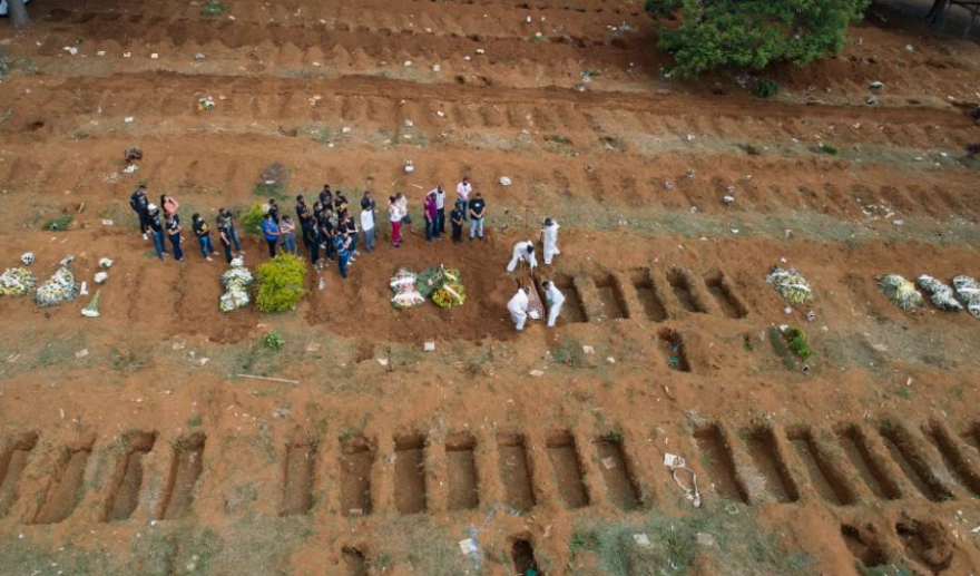 Κορωνοϊός: Σκηνικό «πολέμου» στη Βραζιλία - Αδειάζουν τάφους για να χωρέσουν οι νεκροί 
