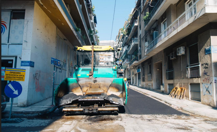 Ασφαλτοστρώθηκαν οι πρώτοι 78 δρόμοι στις γειτονιές της Αθήνας