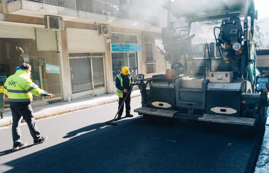 Ασφαλτοστρώθηκαν οι πρώτοι 78 δρόμοι στις γειτονιές της Αθήνας