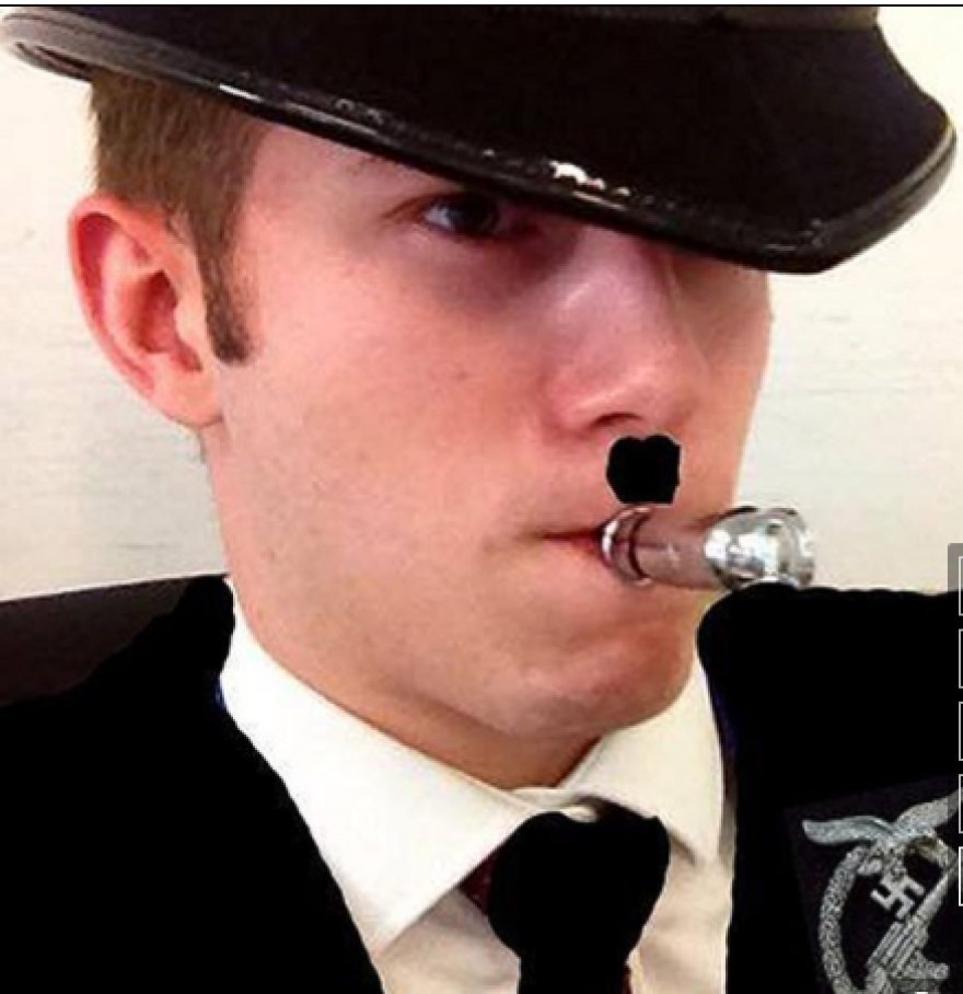 Βρετανία: Η κρυφή ζωή του αστυφύλακα που πόζαρε με ζωγραφιστό «μουστάκι Χίτλερ» και εκπαιδευόταν με νεοναζί