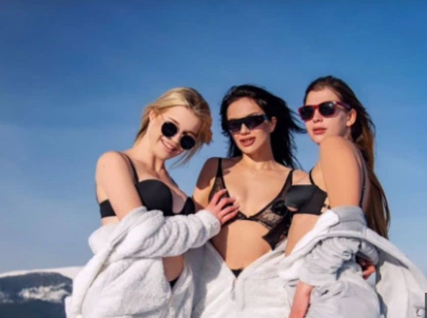 Πριν ξεγυμνωθούν στο Ντουμπάι, οι Ουκρανές καλλονές έδειχναν τα κάλλη τους στα Καρπάθια