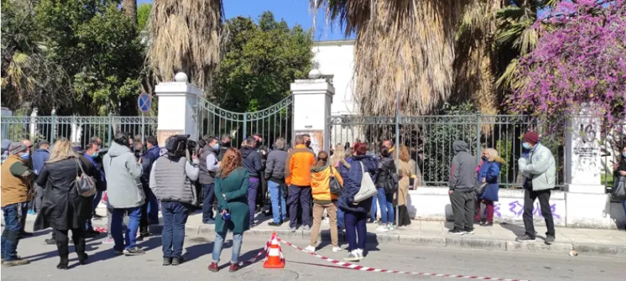 Φονικό στη Μακρινίτσα: Οργή έξω από τα δικαστήρια του Βόλου - «Φονιάς, φονιάς, σαπίστε τον»