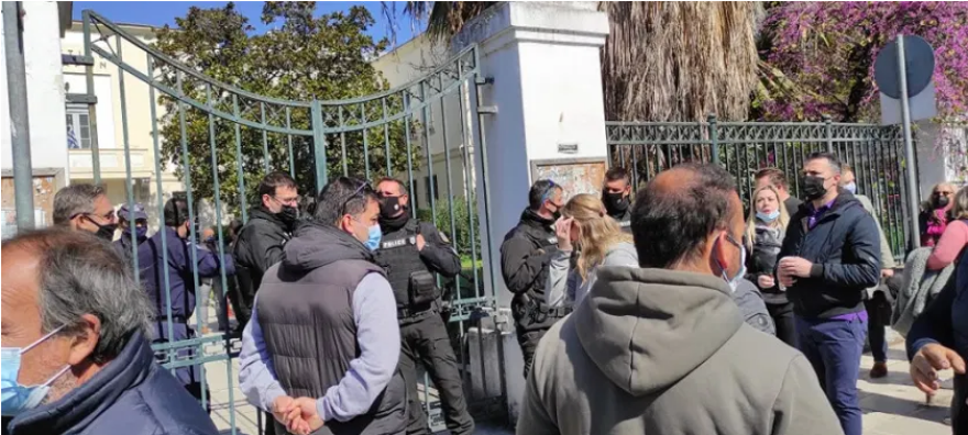 Φονικό στη Μακρινίτσα: Οργή έξω από τα δικαστήρια του Βόλου - «Φονιάς, φονιάς, σαπίστε τον»