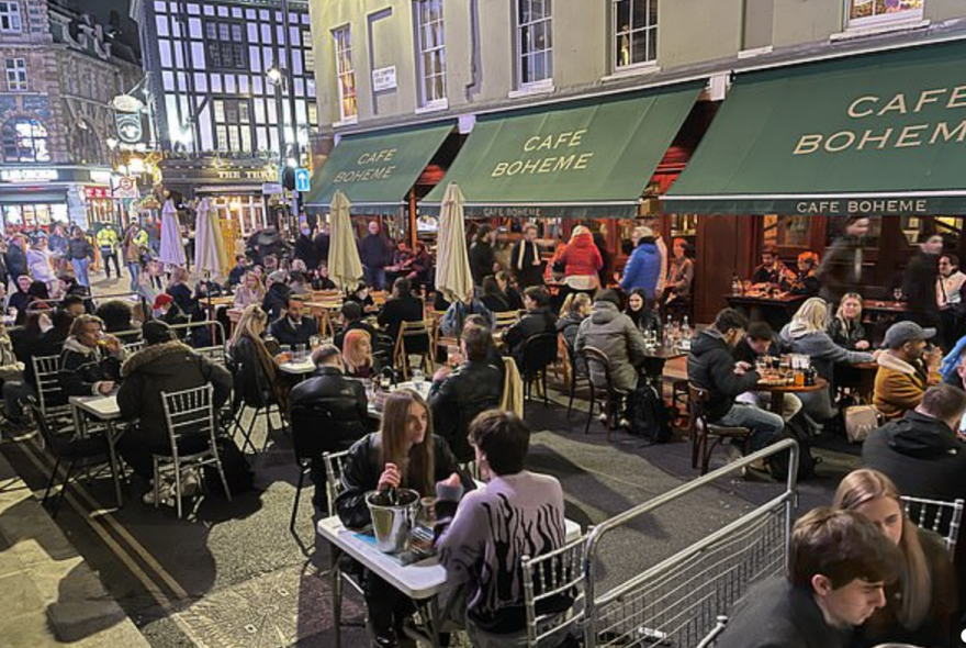 Πανηγυρίζουν οι Βρετανοί: Υπερδιπλασιάστηκε σε σχέση με το 2019 η κατανάλωση αλκοόλ