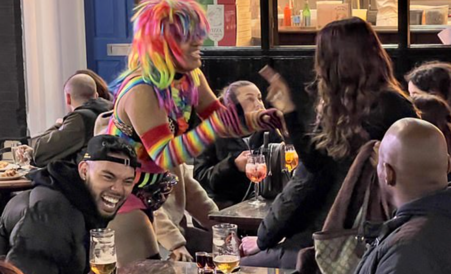 Πανηγυρίζουν οι Βρετανοί: Υπερδιπλασιάστηκε σε σχέση με το 2019 η κατανάλωση αλκοόλ