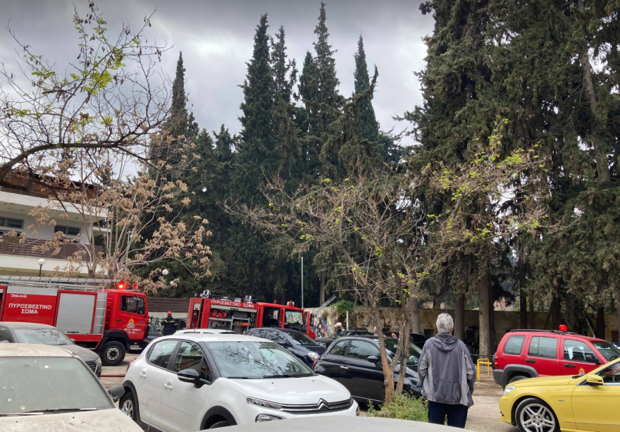 Υπό έλεγχο η φωτιά σε κτίριο στο άλσος Καισαριανής