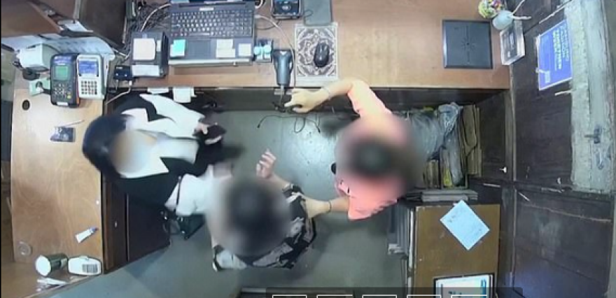 Νότια Κορέα: Σύζυγος πρέσβη «χαστούκισε πωλήτρια» αφού κατηγορήθηκε για κλοπή - Δείτε βίντεο