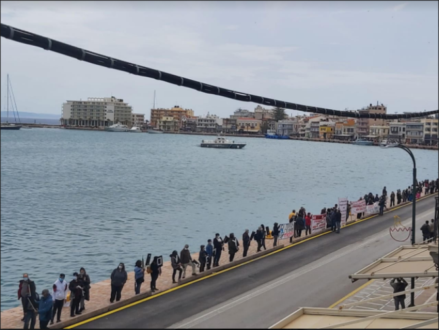 Μεταναστευτικό: Κινητοποίηση στο λιμάνι της Χίου για τις δομές φιλοξενίας μεταναστών  