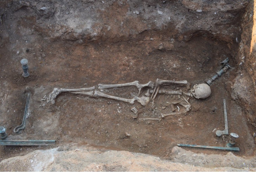 Εορδαία: Μοναδική κλίνη 2.100 ετών με τα σύμβολα του θεού Απόλλωνα - Δείτε φωτογραφίες