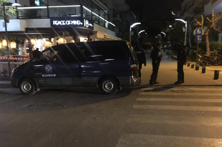 Κορωνοπάρτι: Η αστυνομία απέκλεισε την πλατεία Υμηττού - Φωτογραφίες 