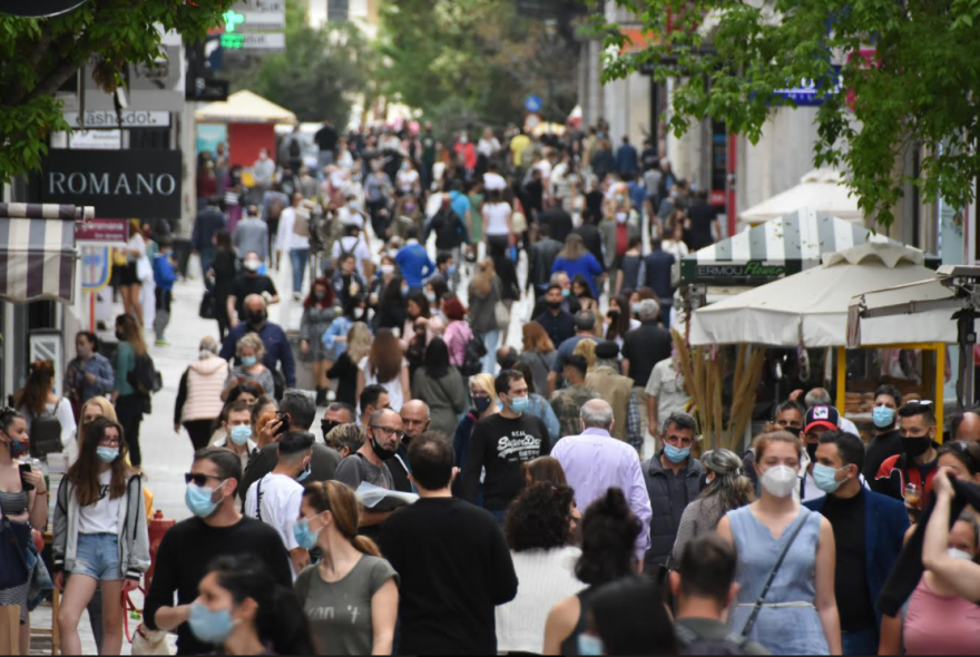 Κίνηση στην Ερμού λίγο πριν την Ανάσταση: Ουρές έξω από τα καταστήματα, ψώνια με μάσκες και μέτρα