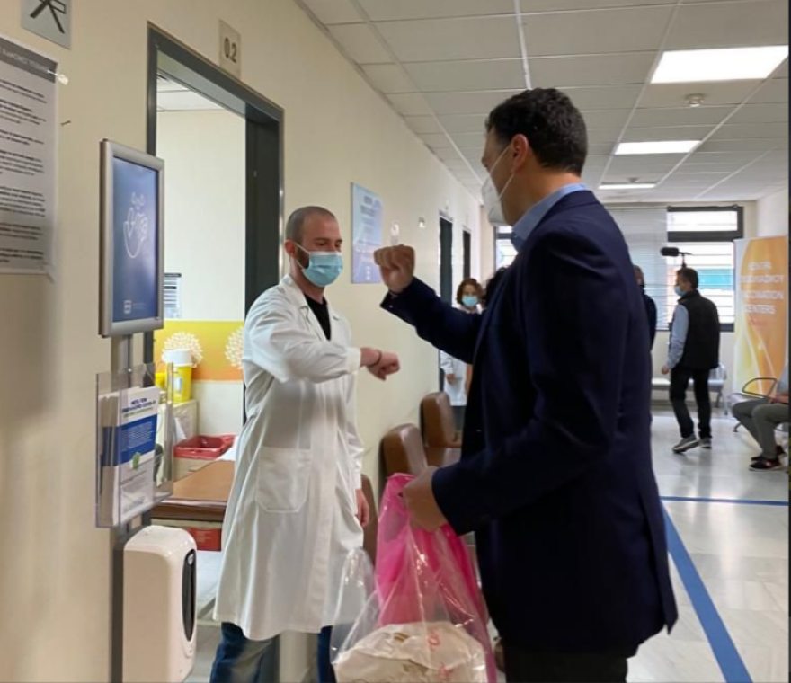 Στα Κέντρα Υγείας Κεραμεικού - Αθηνών ο Βασίλης Κικίλιας: Μοίρασε τσουρέκια και πασχαλινά γλυκά 