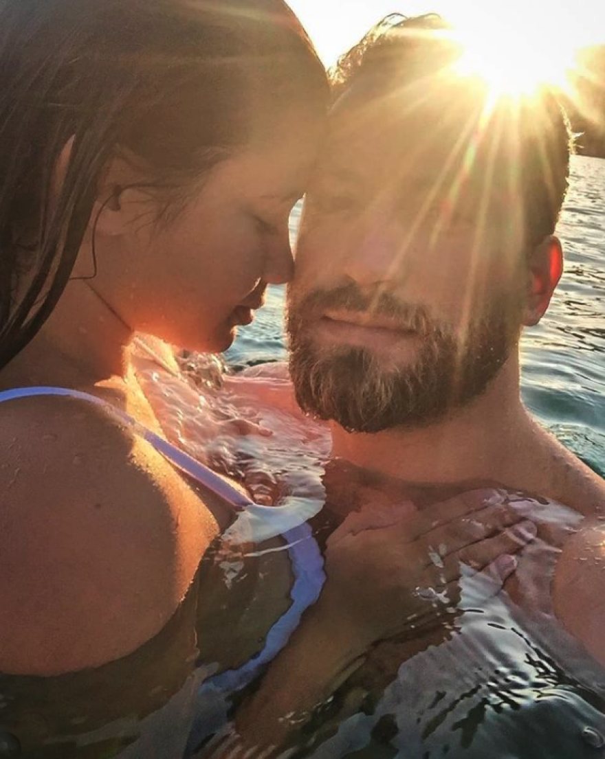 Έγκλημα στα Γλυκά Νερά: Η ζωή του Μπάμπη και της Καρολάιν που κόπηκε τόσο βίαια (φωτογραφίες)