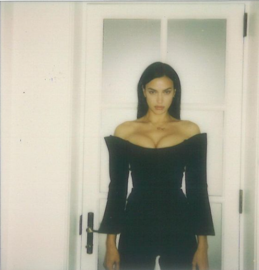 Ιρίνα Σάικ: Λέει «hello» δείχνοντας το σέξι κορμί της - Φωτογραφίες