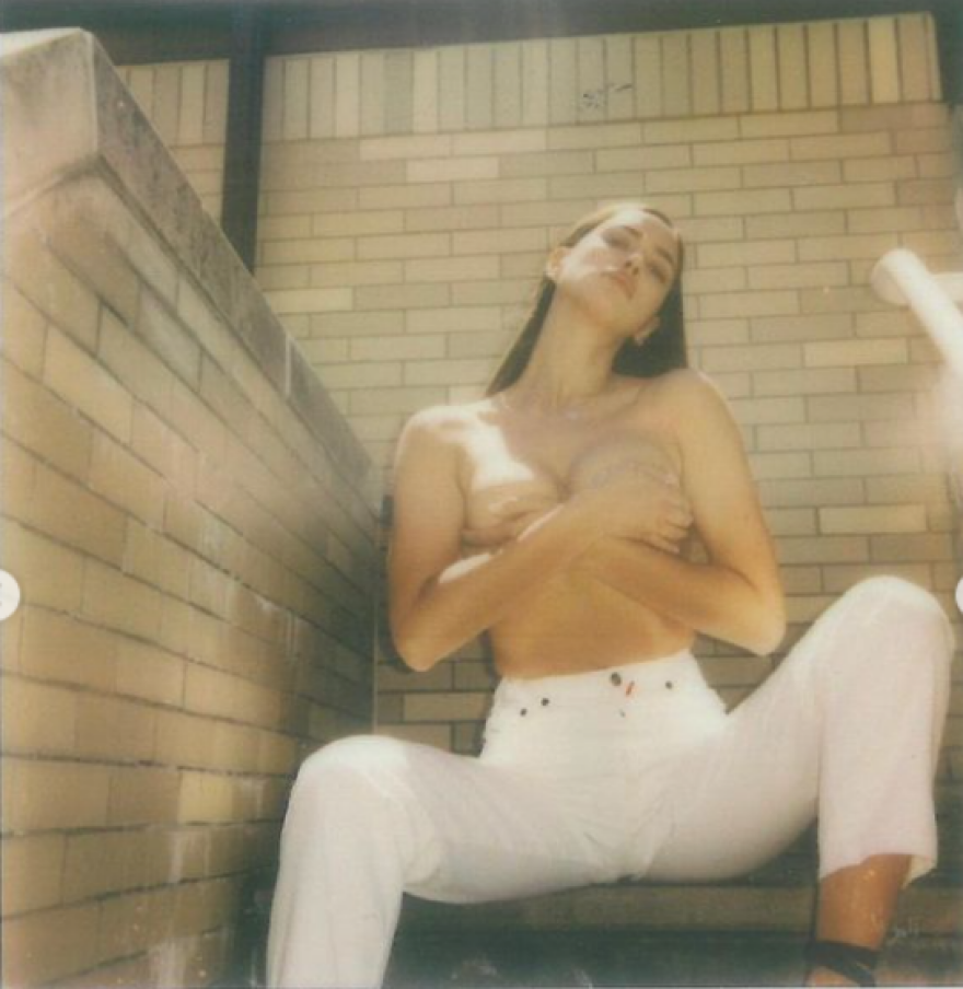 Ιρίνα Σάικ: Λέει «hello» δείχνοντας το σέξι κορμί της - Φωτογραφίες