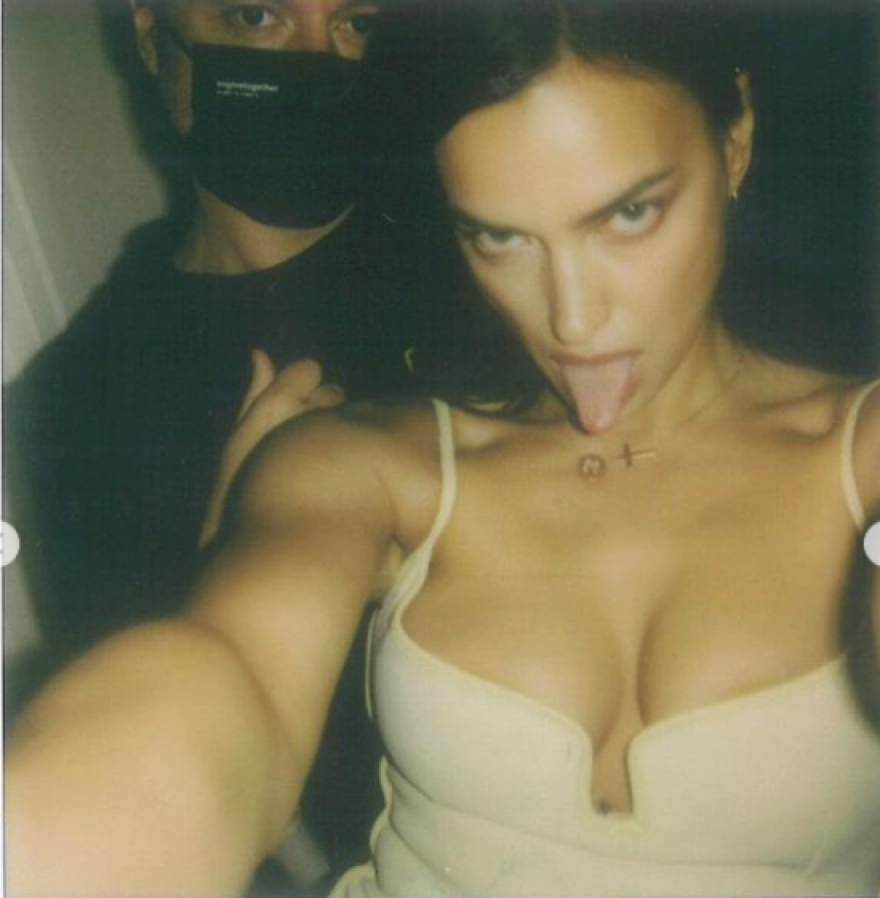 Ιρίνα Σάικ: Λέει «hello» δείχνοντας το σέξι κορμί της - Φωτογραφίες