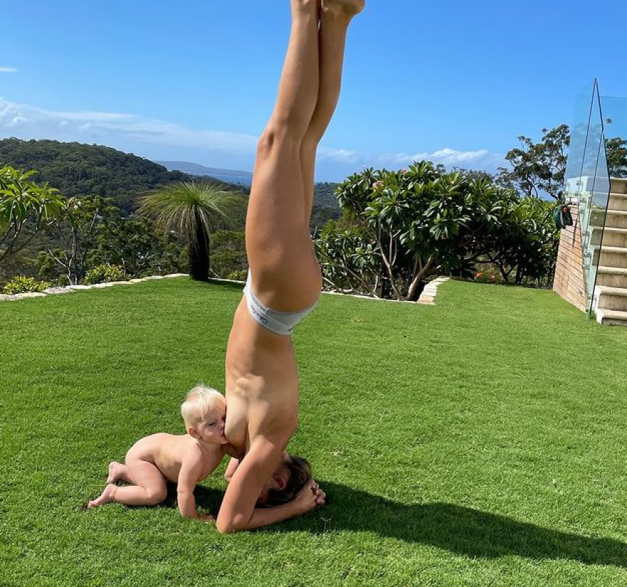 Σάλος με φωτογραφία Αυστραλής Ολυμπιονίκη: Κάνει... κατακόρυφο, θηλάζοντας το μωρό της!