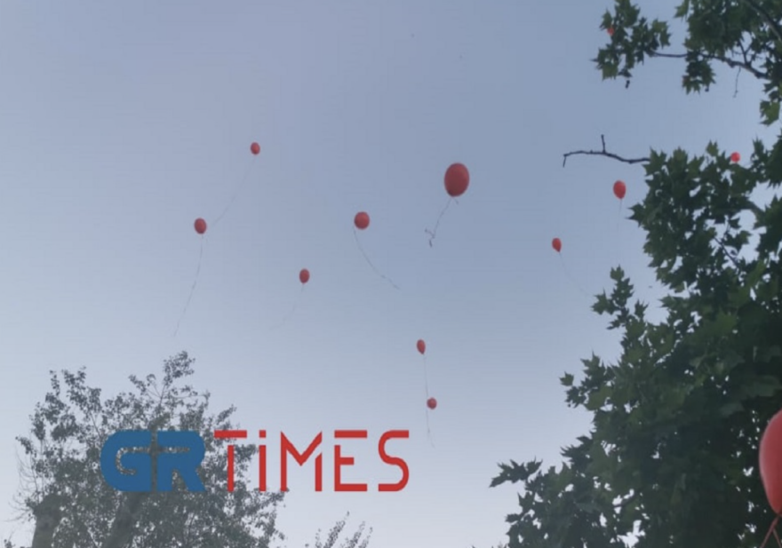 Γενοκτονία των Ποντίων: Κόκκινα μπαλόνια και αναμμένα κεριά στη Θεσσαλονίκη - Βίντεο και φωτογραφίες