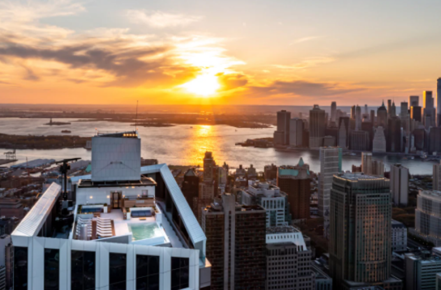 Αυτή είναι η ψηλότερη πισίνα infinity στο δυτικό ημισφαίριο - Θέα που κόβει την ανάσα!