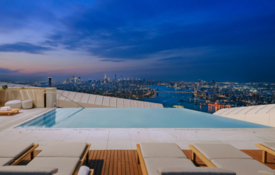 Αυτή είναι η ψηλότερη πισίνα infinity στο δυτικό ημισφαίριο - Θέα που κόβει την ανάσα!