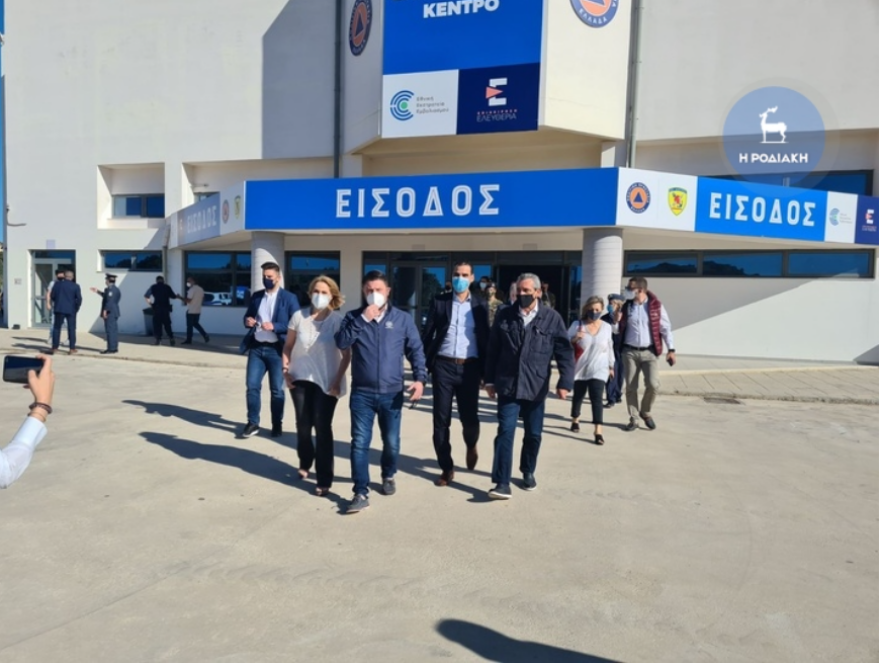 Στο mega εμβολιαστικό κέντρο της Ρόδου ο Χαρδαλιάς - «Να προχωρήσουν με ταχύτερους ρυθμούς οι εμβολιασμοί» 