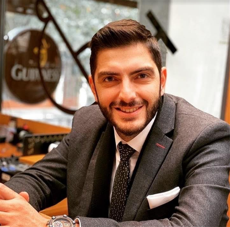 «Δεν πρόλαβα να μιλήσω και το τηλέφωνο άρχισε να βγάζει καπνούς», λέει η 19χρονη που πήρε φωτιά το κινητό της