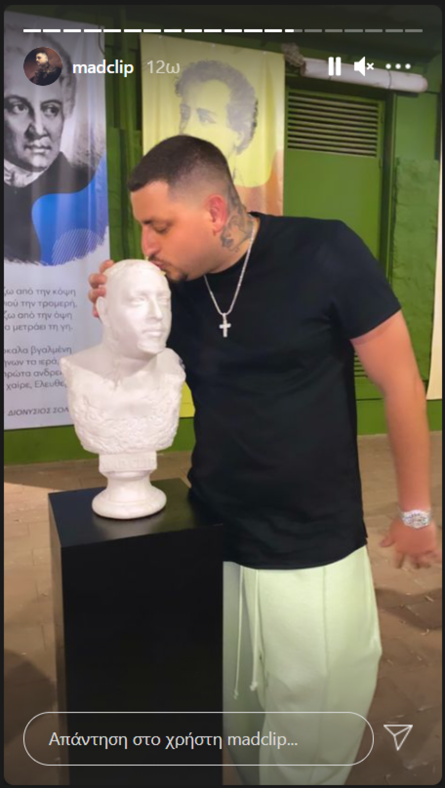 Mad Clip: Είχε τα γενέθλια και οι φίλοι του τον έκαναν άγαλμα - Φωτογραφίες