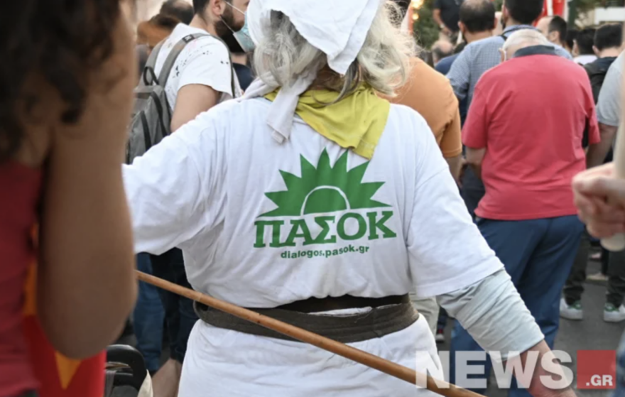 Η γιαγιά που έγραψε... ιστορία στη συγκέντρωση του ΚΚΕ - Εμφανίστηκε με μπλουζάκι ΠΑΣΟΚ 