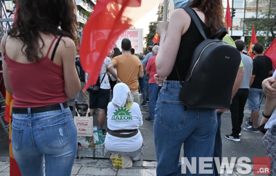 Η γιαγιά που έγραψε... ιστορία στη συγκέντρωση του ΚΚΕ - Εμφανίστηκε με μπλουζάκι ΠΑΣΟΚ 