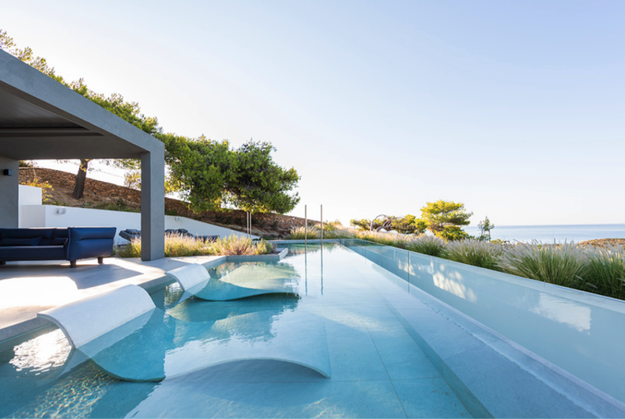 Aνω κάτω η Πάρος με το σοφτ πορνό ριάλιτι που γυρίζεται στο νησί