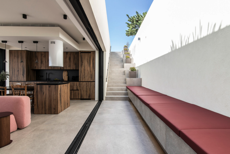 Aνω κάτω η Πάρος με το σοφτ πορνό ριάλιτι που γυρίζεται στο νησί