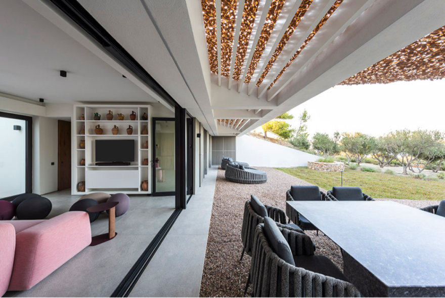 Aνω κάτω η Πάρος με το σοφτ πορνό ριάλιτι που γυρίζεται στο νησί