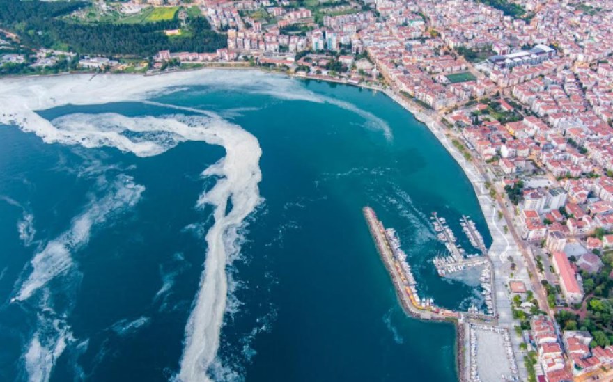 Τουρκία: Περίεργη «γλίτσα» απειλεί τη θάλασσα του Μαρμαρά