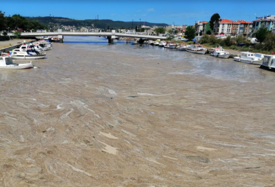 Τουρκία: Περίεργη «γλίτσα» απειλεί τη θάλασσα του Μαρμαρά