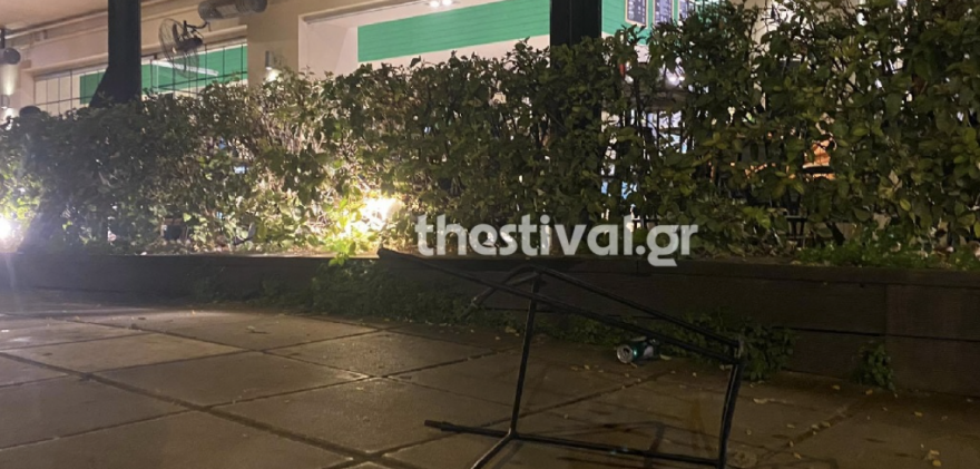 Θεσσαλονίκη: Δεκάδες οπαδοί με ρόπαλα επιτέθηκαν σε παρέα σε καφετέρια